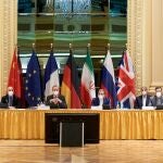 El servicio de europeo de acción exterior, el vicesecretario general Enrique Mora y el viceministro de Exteriores iraní, Abbas Araghchi, esperan al comienzo del acuerdo nuclear (JCPOA, en sus siglas en inglés) ayer en Viena