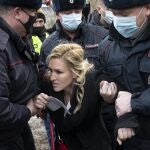 Anastasia Vasilyeva, al ser detenida por la Policía rusa
