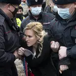 Anastasia Vasilyeva, al ser detenida por la Policía rusa