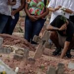 BRA01. RIO DE JANEIRO (BRASIL), 06/04/21.- Una mujer víctima de la COVID-19 es sepultada hoy en un cementerio de Río de Janeiro. Brasil registró 4.195 muertes asociadas a la covid-19 en las últimas 24 horas, nuevo máximo diario, y acumula 336.947 fallecidos desde el inicio de la pandemia hace poco más de un año, informaron este martes fuentes oficiales. EFE/Antonio Lacerda