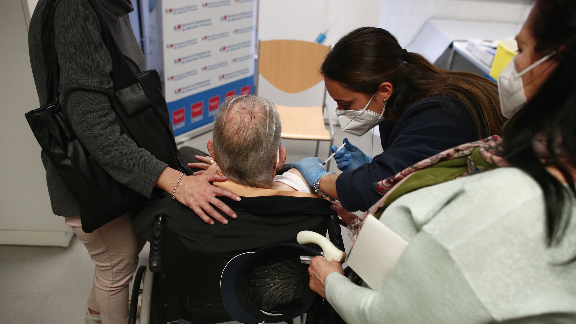 La tierna historia de una sanitaria y su abuelo sobre los ‘verdaderos’ efectos de la vacuna contra el COVID-19