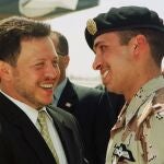 El rey Abdalá II de Jordania conversa con su hermanastro, el príncipe Hamzah Bin Husein, en una imagen de abril de 2001