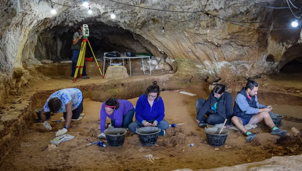 Excavaciones en el yacimiento burgalés de Prado Vargas, en Ojo Guareña