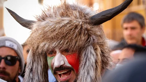 Un manifestante italiano lleva un gorro con cuernos que recordaba a un asaltante del Capitolio de Washington