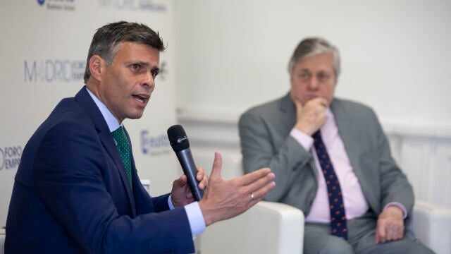 Coloquio de Leopoldo López padre e hijo en la sede de la Deusto