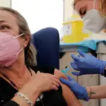 Una mujer es vacunada contra la covid-19