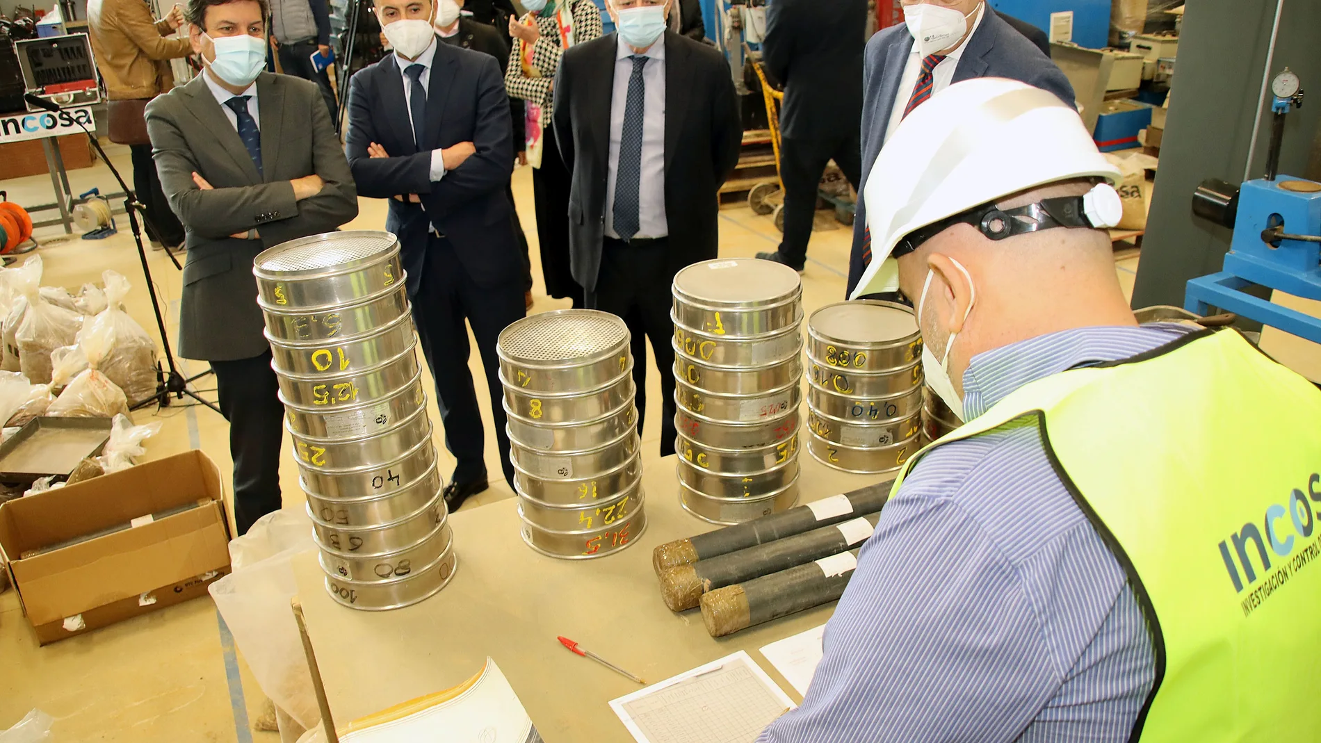 El consejero de Economía y Hacienda, Carlos Fernández Carriedo, visita las instalaciones de Incosa, junto con Gerardo Gutiérrez, su presidente