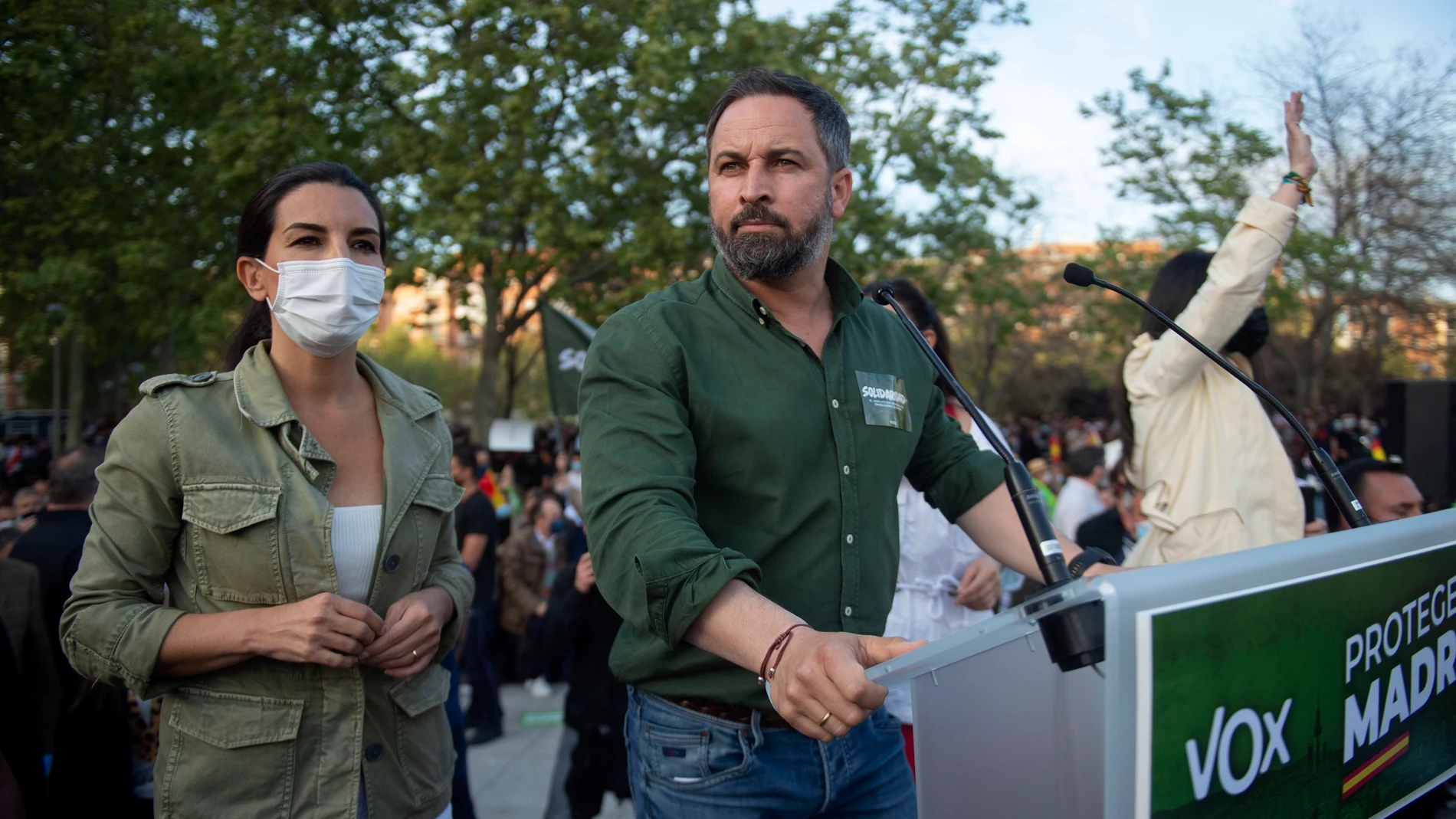 El líder de Vox, Santiago Abascal (d), y la candidata del partido a la presidencia de Madrid, Rocío Monasterio, durante la candidatura para las próximas elecciones del 4 M, en Vallecas