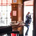 Un camarero sirve varios cafés en una cafetería de Vitoria, que desde este miércoles 7 de abril cuenta con un nuevo cierre perimetral