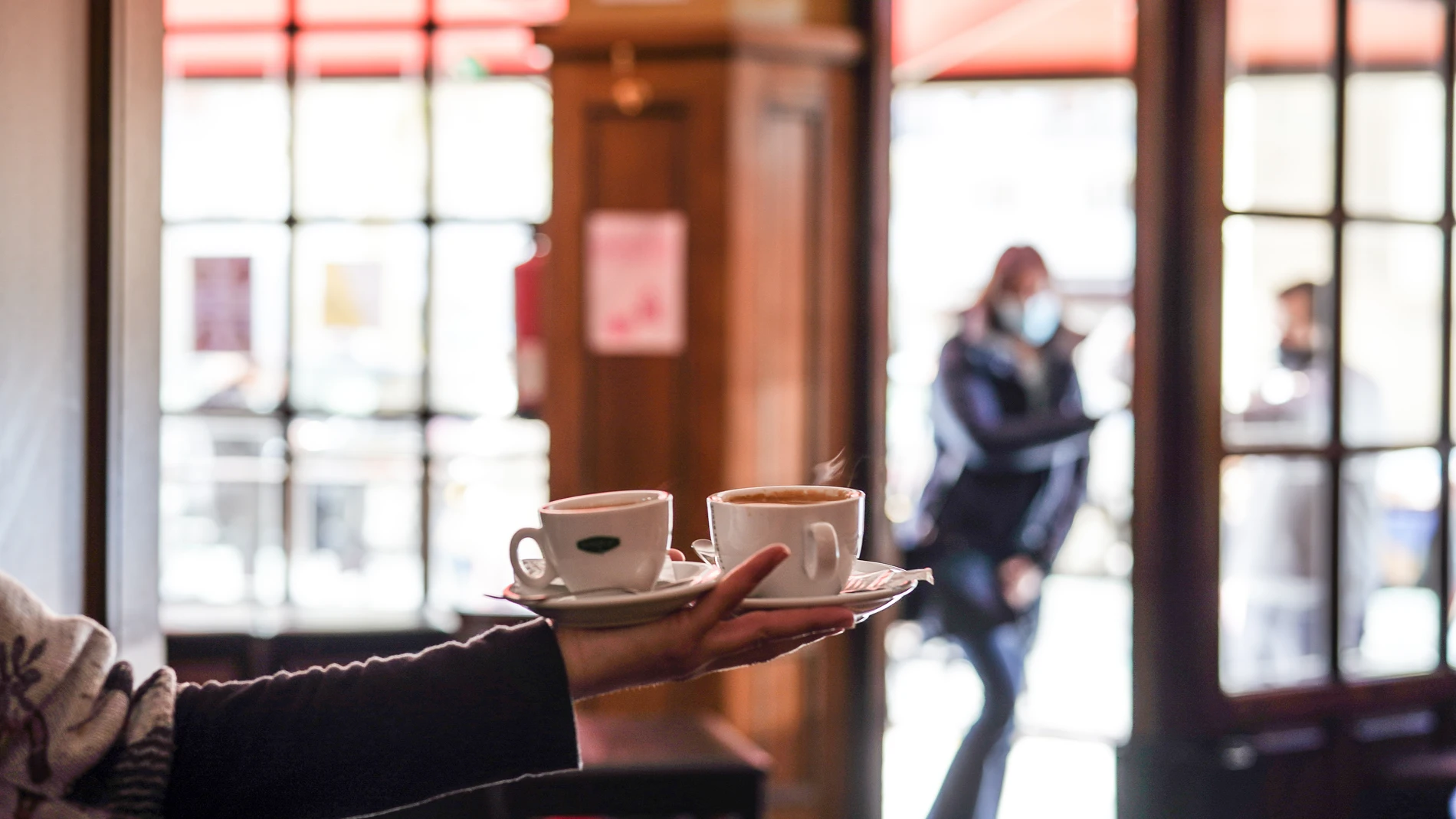 Un camarero sirve varios cafés en una cafetería de Vitoria, que desde este miércoles 7 de abril cuenta con un nuevo cierre perimetral