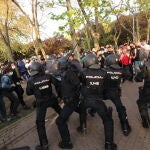 Efectivos de la Policía Nacional han intervenido para evitar un conato de enfrentamiento entre dos grupos de manifestantes en los minutos previos al comienzo del mitin de precampaña electoral de Vox previsto para este miércoles en una plaza del barrio madrileño de Vallecas.
