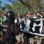 Varias personas participan en la concentración convocada en Vallecas contra Vox Alberto Ortega / Europa Press07/04/2021