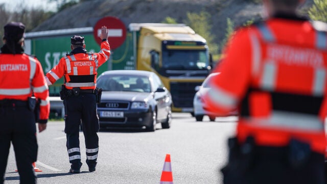 Varios ertzainas, en un control de tráfico en Vitoria