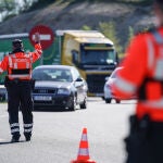 Varios ertzainas, en un control de tráfico en Vitoria