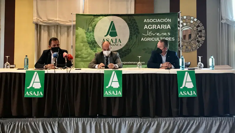 El presidente de Asaja Castilla y León, Donaciano Dujo; el presidente de Asaja Salamanca, Juan Luis Delgado, y el director general de Política Agraria Comunitaria de la Junta de Castilla y León, Juan Pedro Medina, comparecen con motivo de la asamblea general de Asaja Salamanca