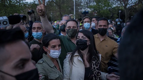 Rocío Monasterio, Santiago Abascal y Macarena Olona, en Vallecas