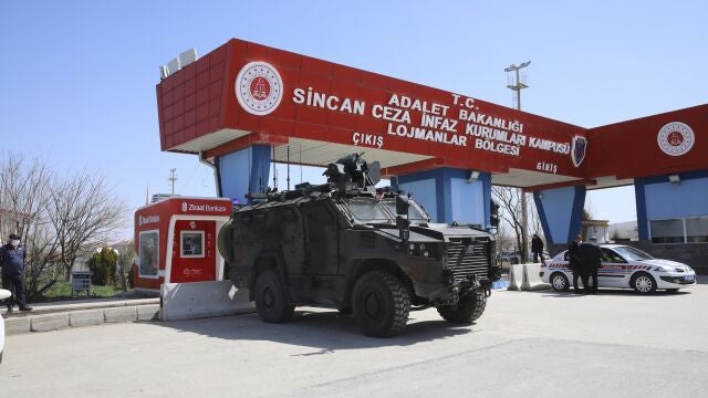 Las Fuerzas de Seguridad turcas vigilan el exterior de la prisión de Sincan (Ankara), donde este miércoles se ha leído la sentencia contra 497 militares acusados de golpismo