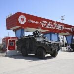 Las Fuerzas de Seguridad turcas vigilan el exterior de la prisión de Sincan (Ankara), donde este miércoles se ha leído la sentencia contra 497 militares acusados de golpismo