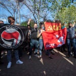 Varias personas participan en la concentración "antifascista" contra Vox en Vallecas el pasado 7 de abril