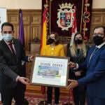 El alcalde de Palencia, Mario Simón, y el delegado territorial de la ONCE, Ismael Pérez, muestran el cupón