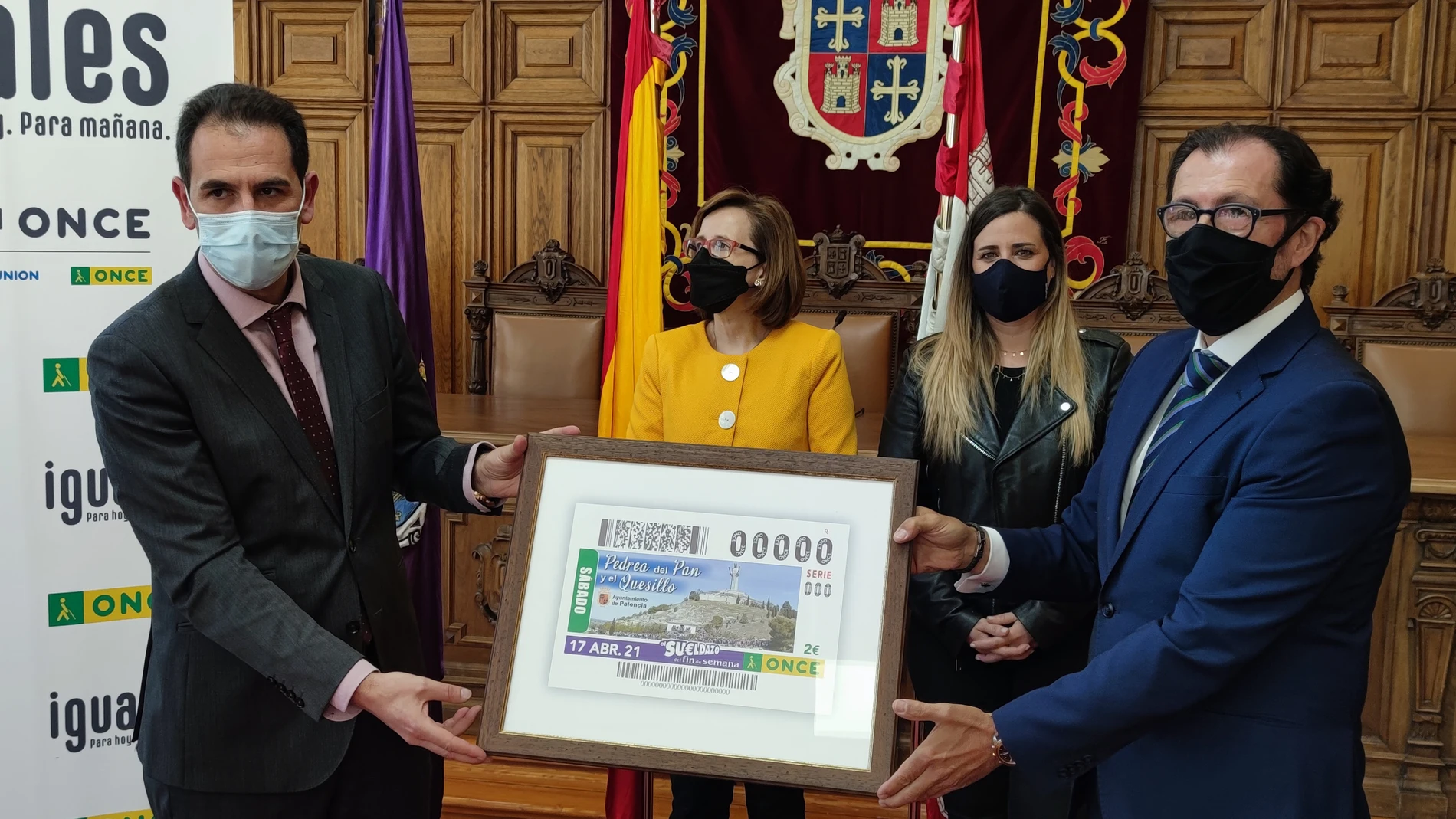 El alcalde de Palencia, Mario Simón, y el delegado territorial de la ONCE, Ismael Pérez, muestran el cupón