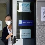 Una enfermera cierra la puerta de entrada a la zona de vacunación en el Hospital Provincial de Ávila después de la suspensión provisional de la vacunación frente a la COVID-19 con la vacuna de AstraZeneca en Castilla y León