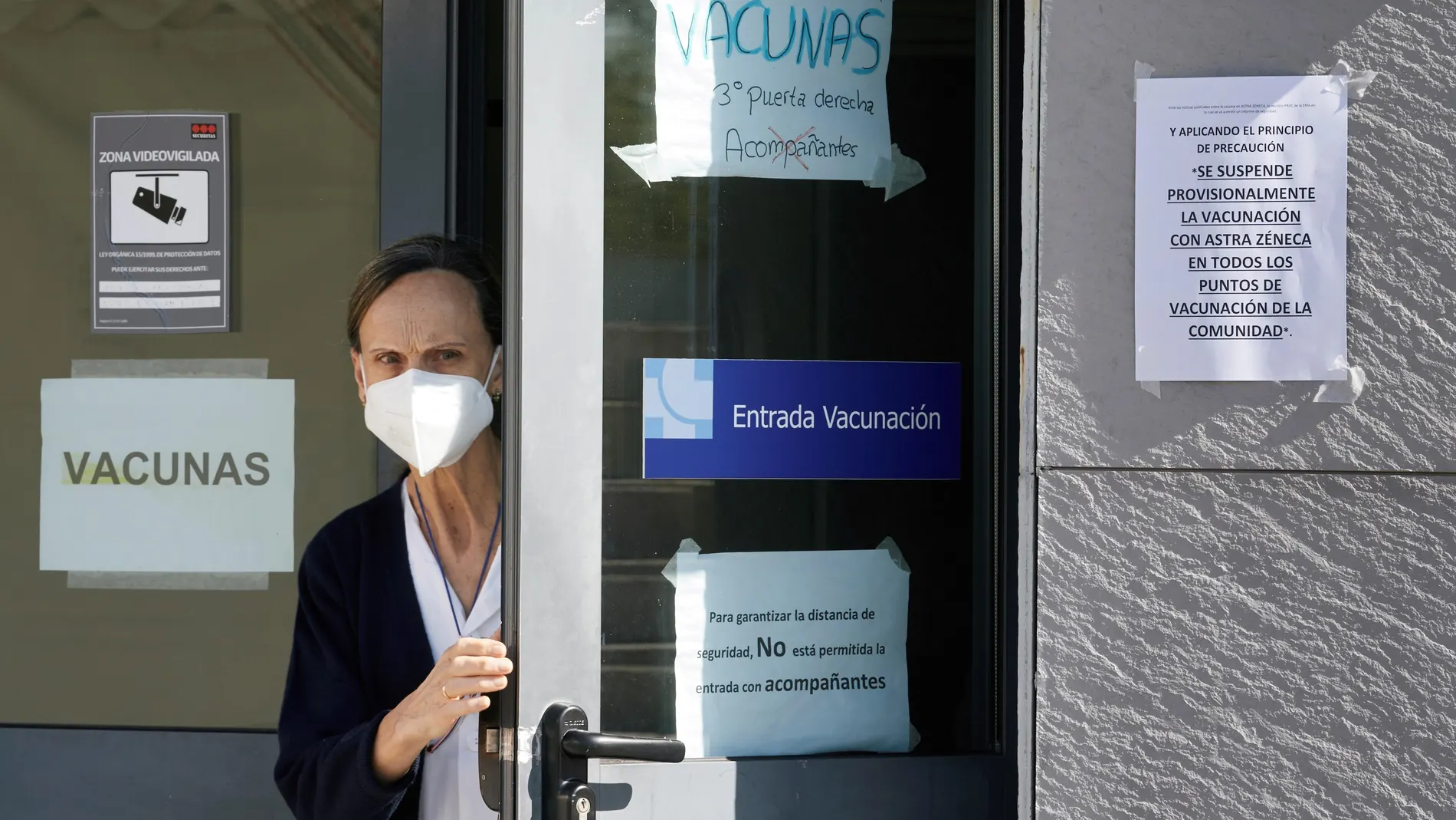 Una enfermera cierra la puerta de entrada a la zona de vacunación en el Hospital Provincial de Ávila después de la suspensión provisional de la vacunación frente a la COVID-19 con la vacuna de AstraZeneca en Castilla y León