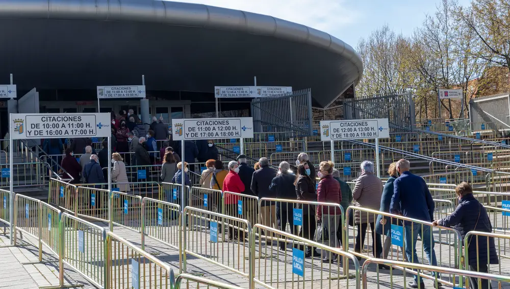 Comienza la vacunación masiva en el Polideportivo Sánchez Paraíso de Salamanca