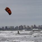 El kitesurf es un deporte habitual en verano