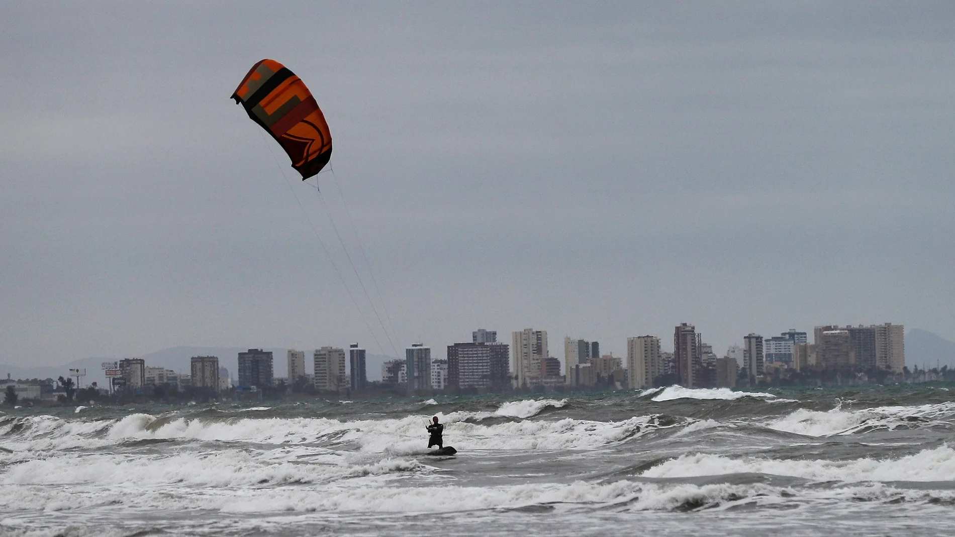 Una persona practica Kite-surf el pasado miércoles en una playa de Valencia