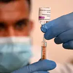 Un sanitario prepara una vacuna de AstraZeneca contra la Covid-19