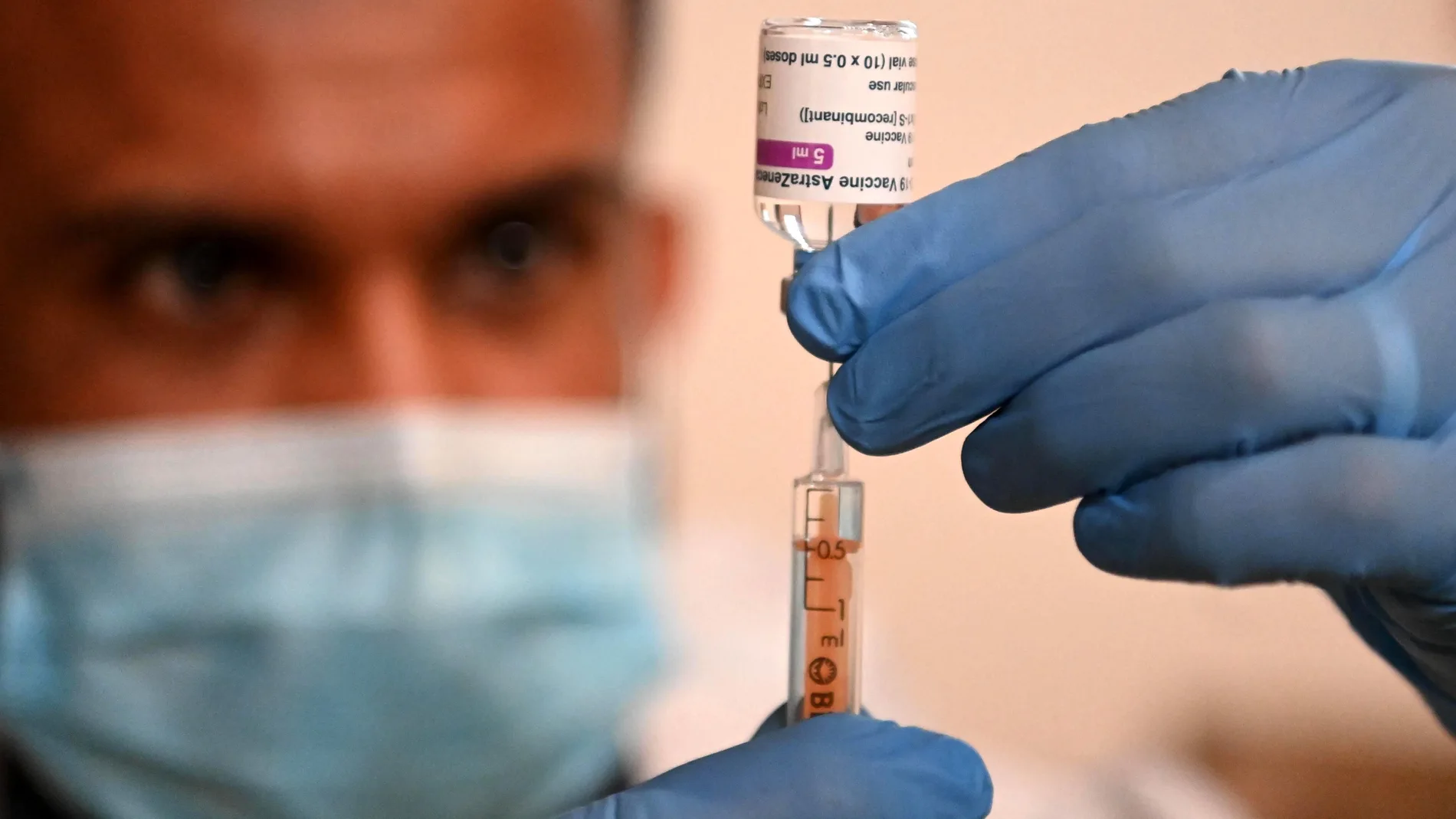 Un sanitario prepara una vacuna de AstraZeneca contra la Covid-19