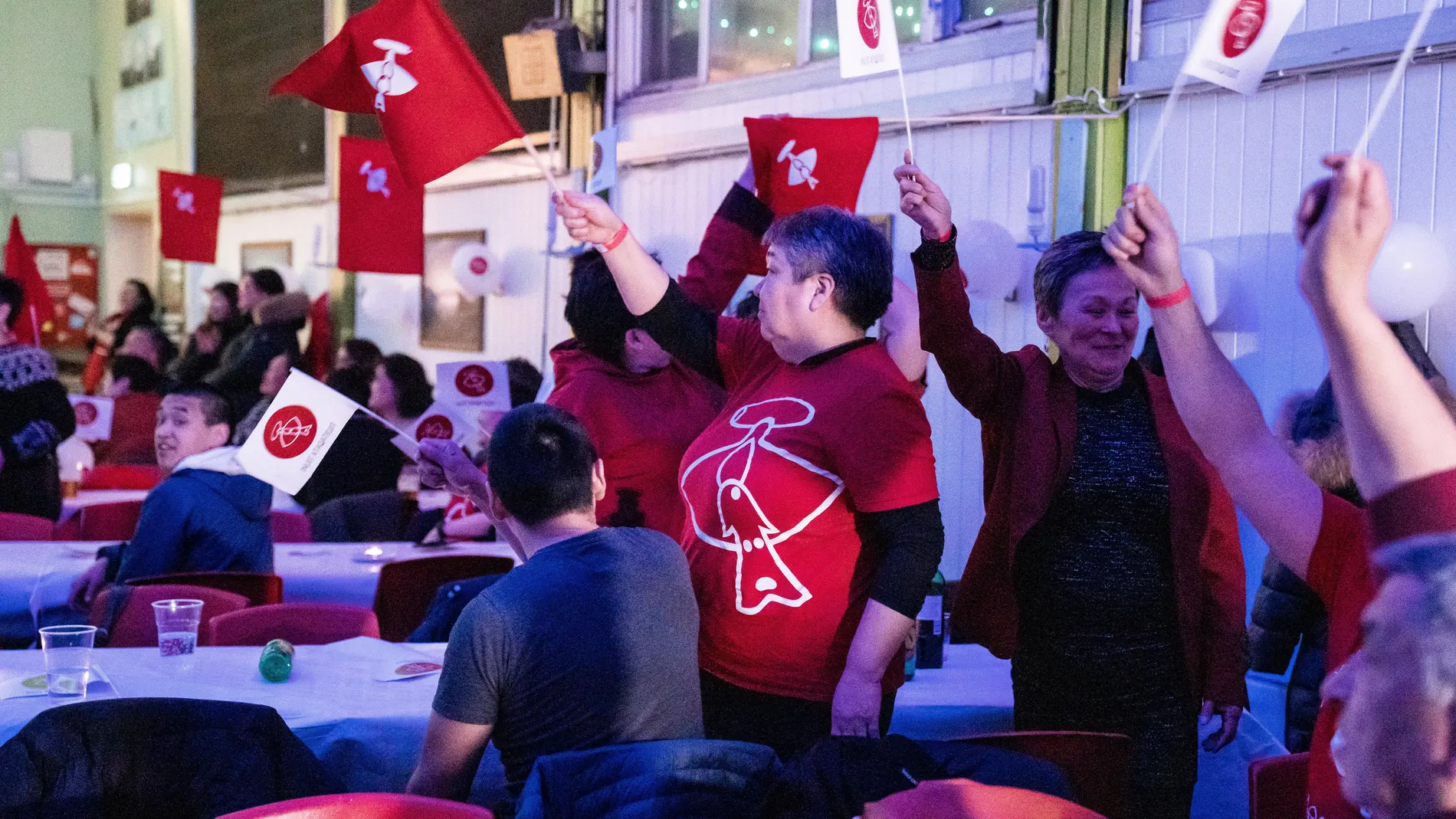 Los miembros de Inuit Ataqatigiit celebran su victoria electoral en Nuuk, la capital de Groenlandia