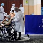 Una persona mayor se prepara para recibir la vacuna de la farmacéutica Sinovac contra la covid-19 en San Salvador (El Salvador)