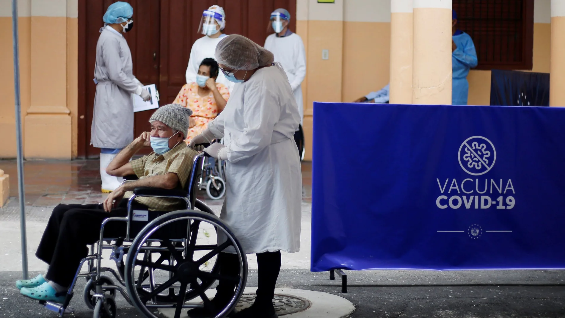 Una persona mayor se prepara para recibir la vacuna de la farmacéutica Sinovac contra la covid-19 en San Salvador (El Salvador)