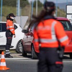 Dos ertzainas, en un control de tráfico en Vitoria