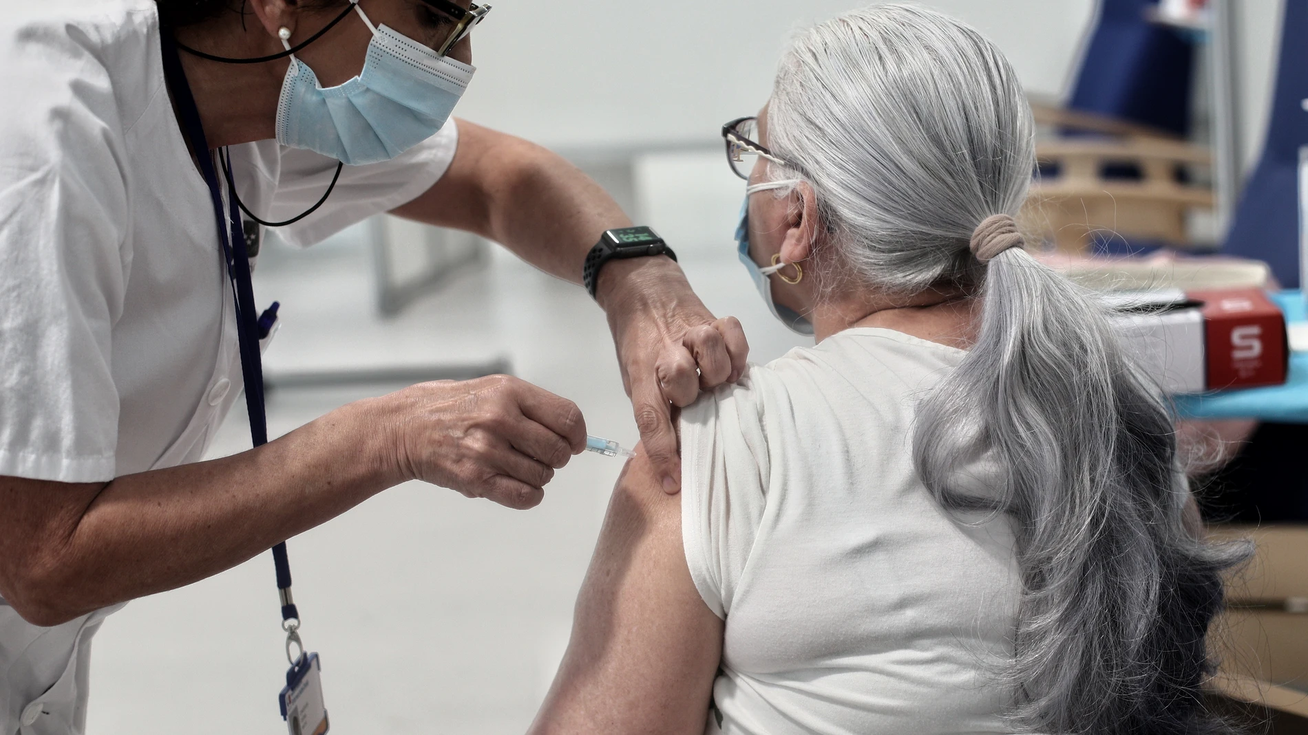 Una mujer es vacunada con la vacuna de AstraZeneca contra el Covid-19 en el Hospital de Emergencias Enfermera Isabel Zendal