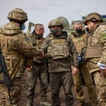 El presidente de Ucrania, Volodymyr Zelensky (C), en su visita de trabajo a la zona de conflicto del este de Ucrania, el 08 de abril de 2021