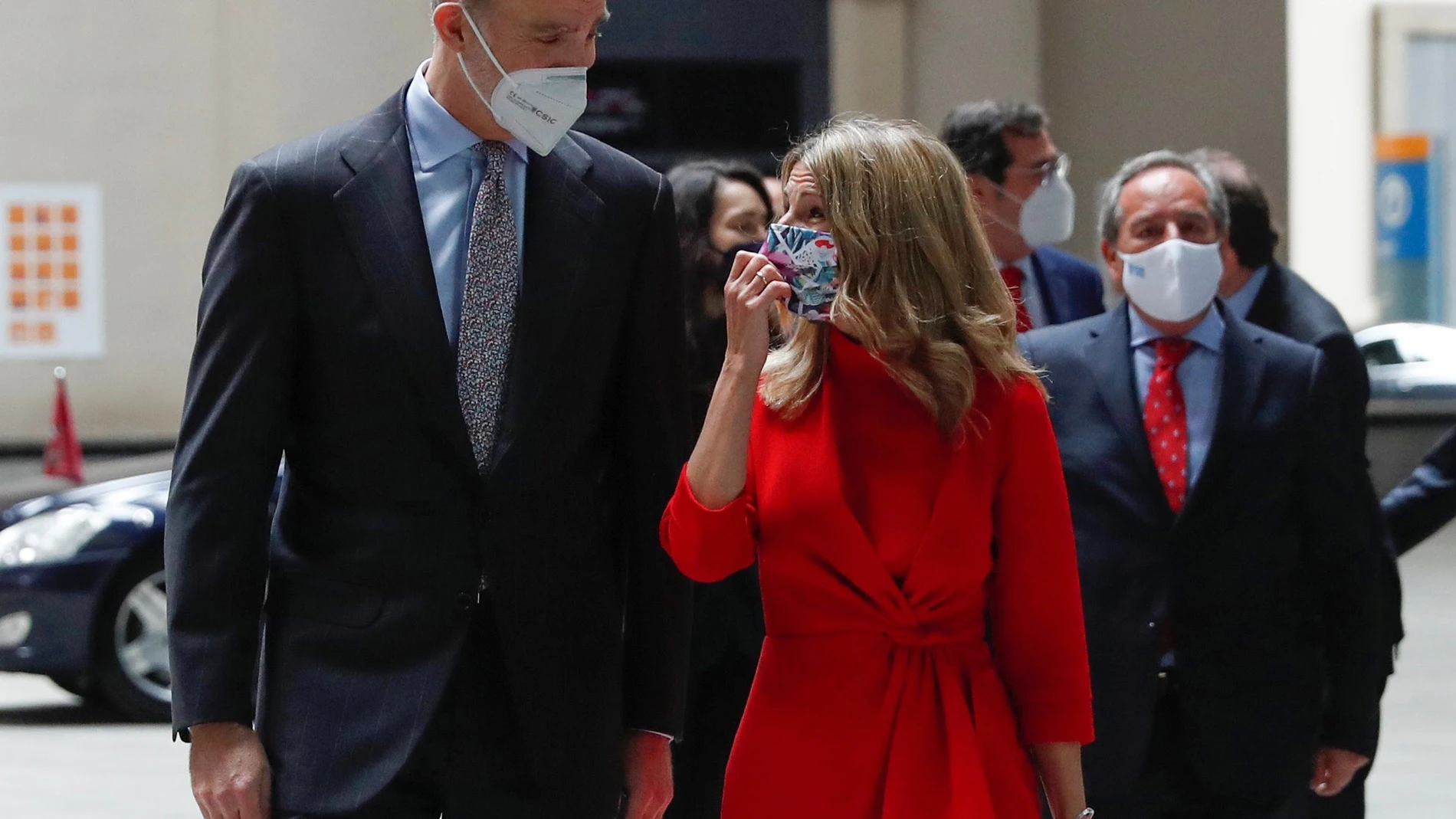 El rey Felipe VI conversa con la vicepresidenta tercera y ministra de Trabajo y Economía Social, Yolanda Díaz, a su llegada a la entrega de la VII edición de los Premios Cepyme