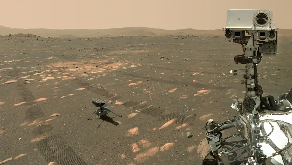 USA8462. SAN JUAN (PUERTO RICO), 08/04/2021.- Fotografía cedida por la NASA donde aparece el rover &quot;Perseverance&quot; (d) mientras se toma una selfie con el helicóptero &quot;Ingenuity&quot; (i) el 6 de abril en Marte. Elio Morillo, ingeniero de operaciones del explorador &quot;Perseverance&quot; de la NASA, nacido en Ecuador pero que se siente puertorriqueño, conoce bien el significado de la perseverancia por todo el trabajo hecho hasta lograr participar en el proyecto del helicóptero &quot;Ingenuity&quot;, que hará su primer vuelo en Marte el próximo domingo. EFE/ NASA/ SÓLO USO EDITORIAL/SÓLO DISPONIBLE PARA ILUSTRAR LA NOTICIA QUE ACOMPAÑA (CRÉDITO OBLIGATORIO)