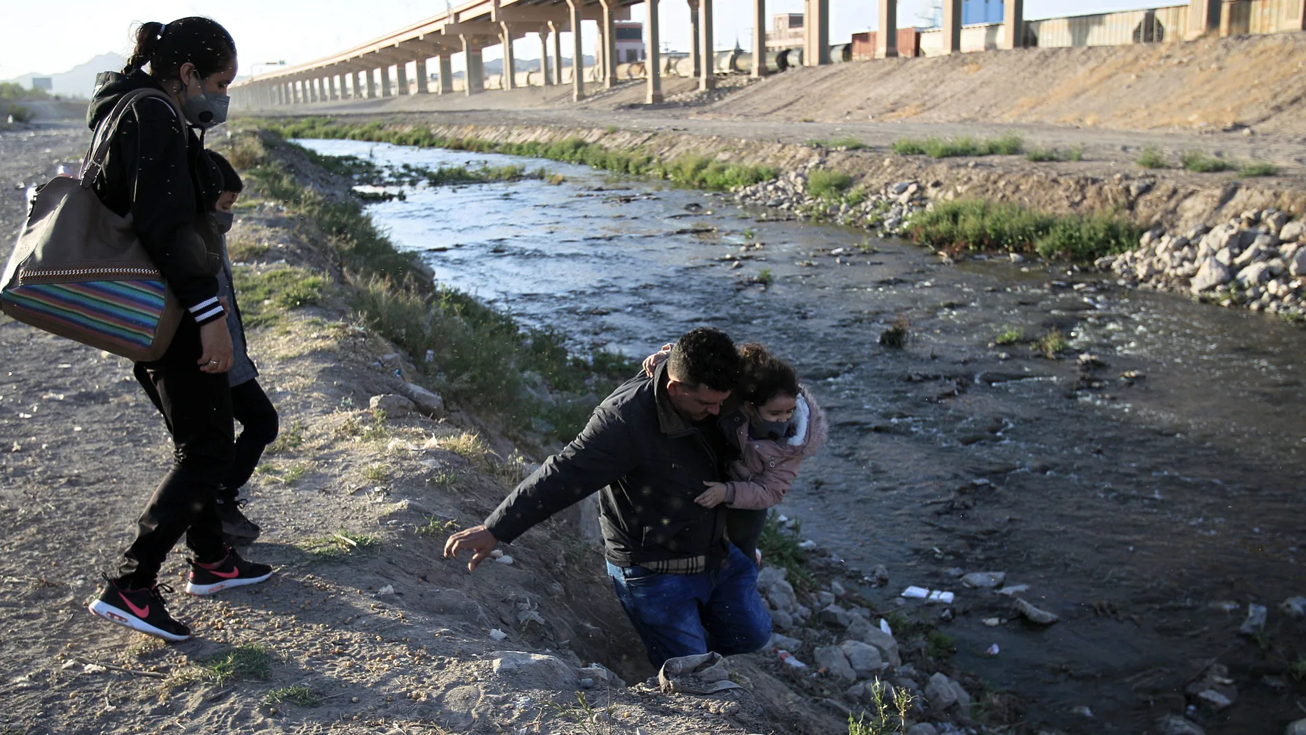 Una familia intenta cruzar el Río Bravo hacia Estado Unidos, por la frontera de Ciudad Juárez, Chihuahua (México)