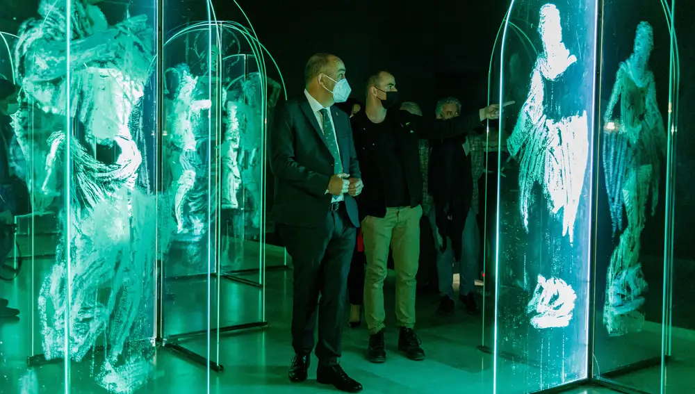 El presidente del Museo Esteban Vicente, Miguel Ángel de Vicente, junto al artista Gonzalo Borondo, presenta la exposición 'Hereditas'