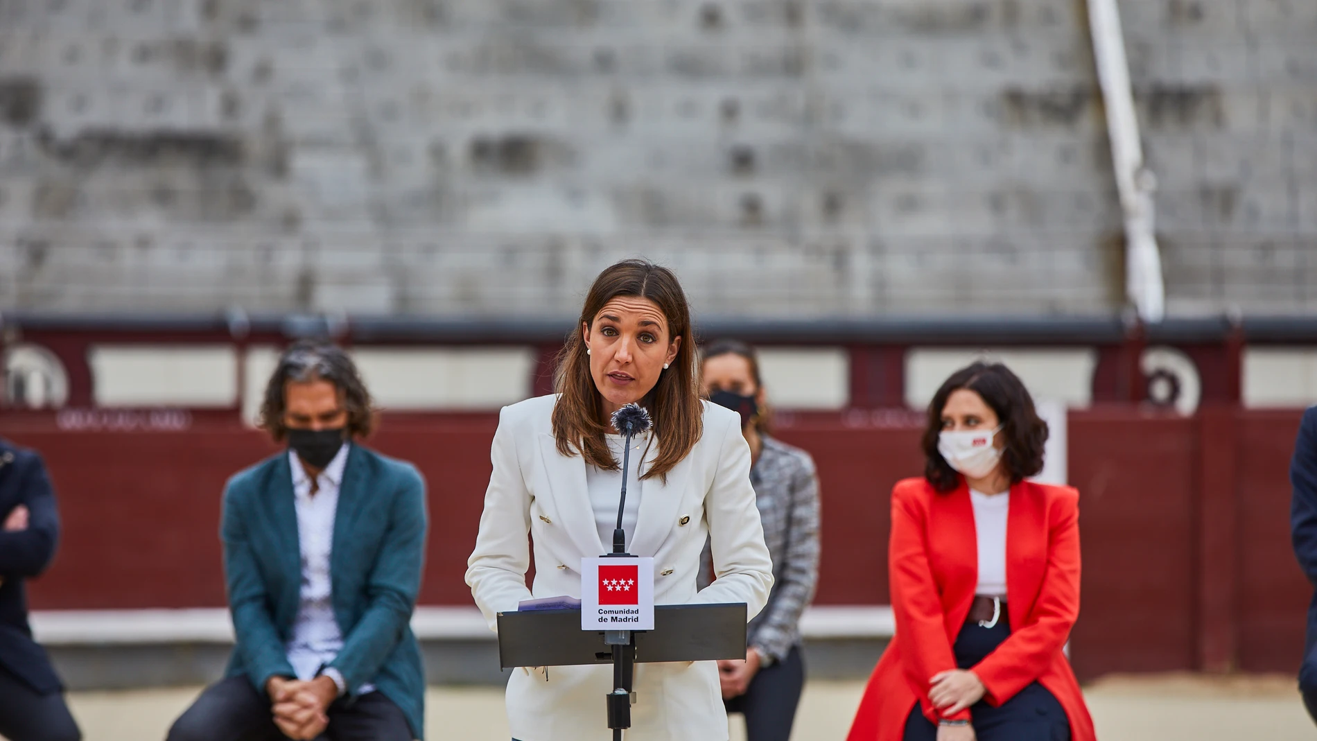 La viuda de Víctor Barrios, Raquel Sanz interviene en la plaza de toros de Las Ventas