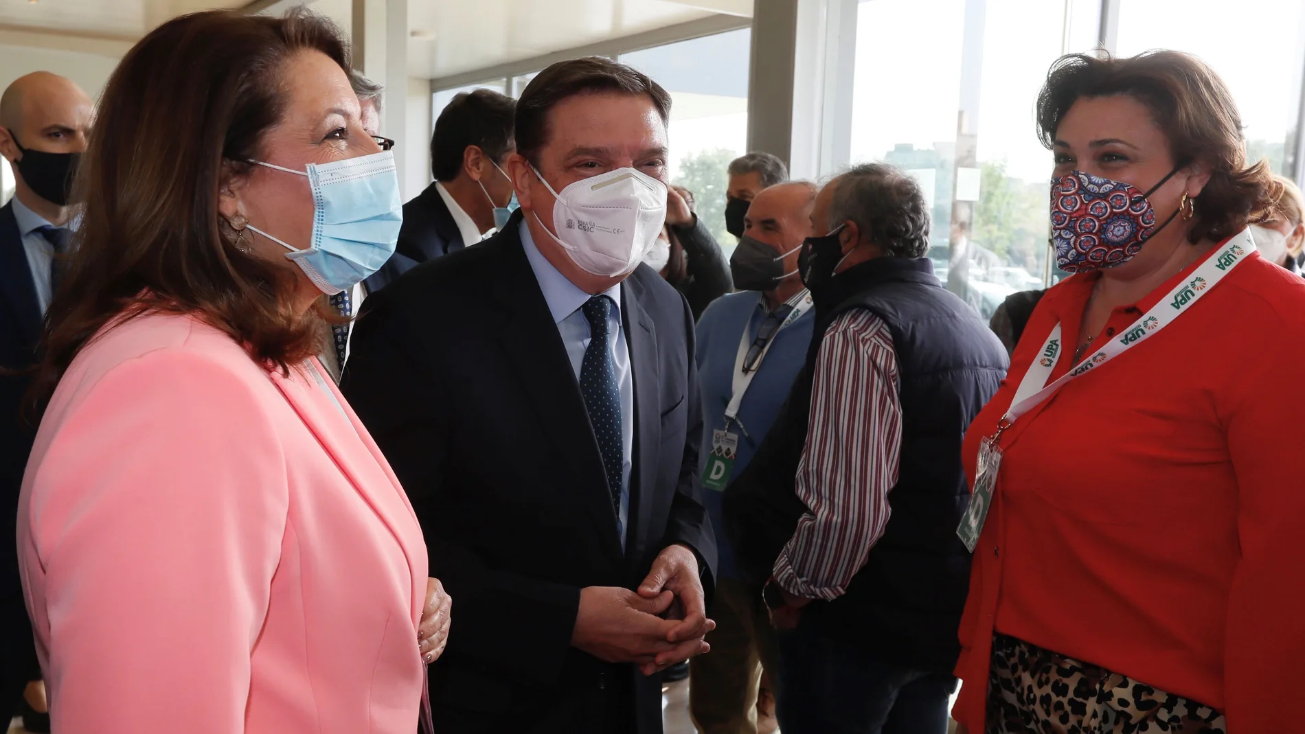 El ministro de Agricultura, Pesca y Alimentación, Luis Planas (c), junto a la consejera de Agricultura de la Junta, Carmen Crespo (i), a su llegada al octavo Congreso Regional de la Unión de Pequeños Agricultores (UPA) Andalucía al que asistirán 70 delegados de las ocho provincias. EFE/José Manuel Vidal