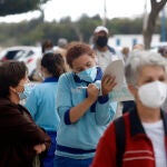 Varias personas hacen colas para recibir la vacuna contra la covid esta semana en Vélez Málaga