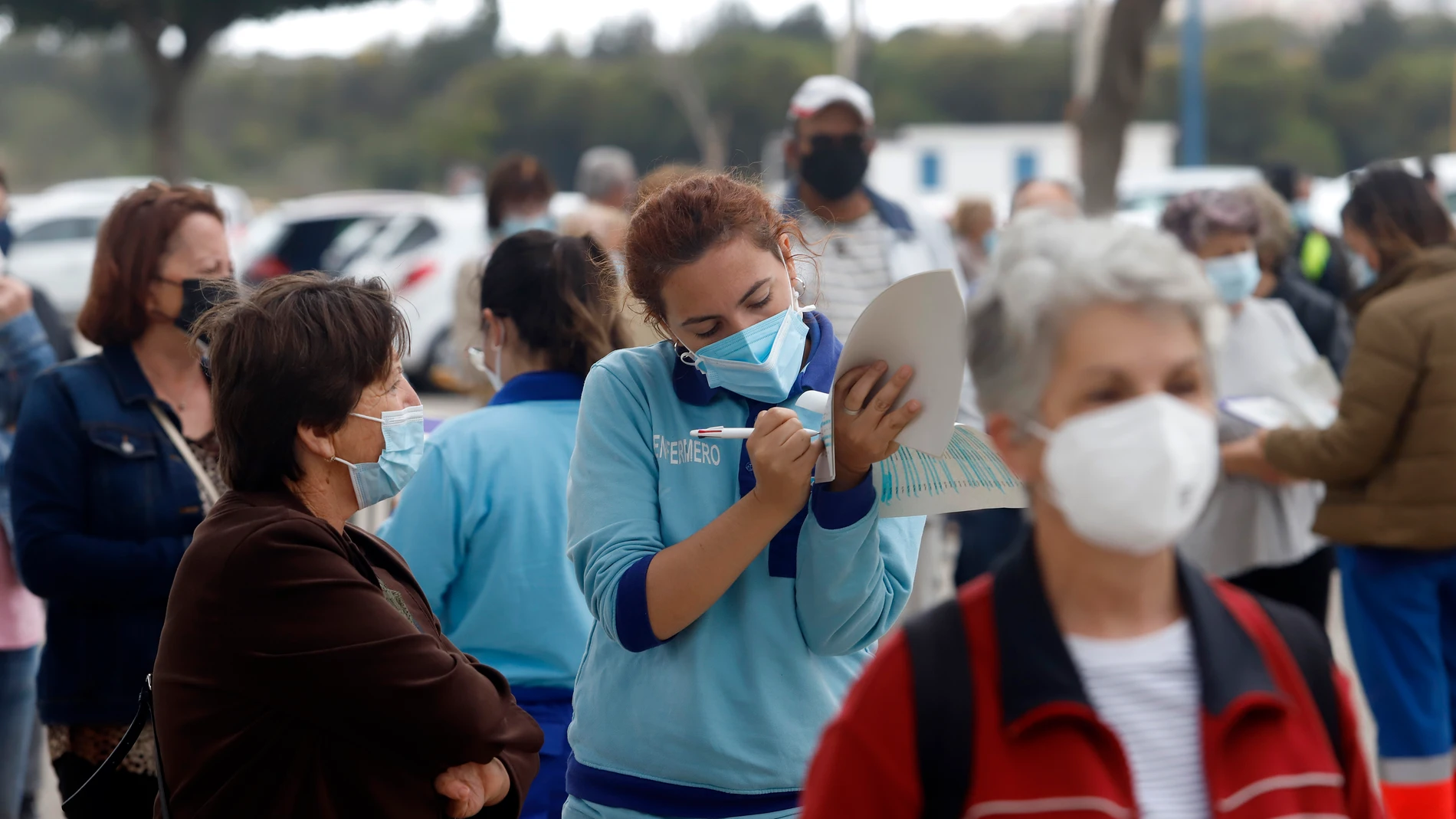 Varias personas hacen colas para recibir la vacuna contra la covid esta semana en Vélez Málaga