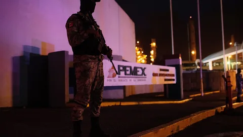 MEX9228, MINATITLÁN (MÉXICO), 07/04/2021.- Elementos de la Guardia Nacional resguardan hoy, la refinería Lázaro Cárdenas donde una explosión se registró, en la ciudad de Minatitlán, estado de Veracruz (México). Un fuerte incendio se registró este miércoles en la refinería Lázaro Cárdenas, ubicada en la ciudad de Minatitlán, en el estado mexicano de Veracruz, sin herido ni fallecidos hasta ahora, informó la estatal Petróleos Mexicanos (Pemex). EFE/Angel Hernández