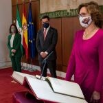 Carmen Núñez (d) durante la toma de posesión como nueva y primera presidenta de la Cámara de Cuentas de Andalucía