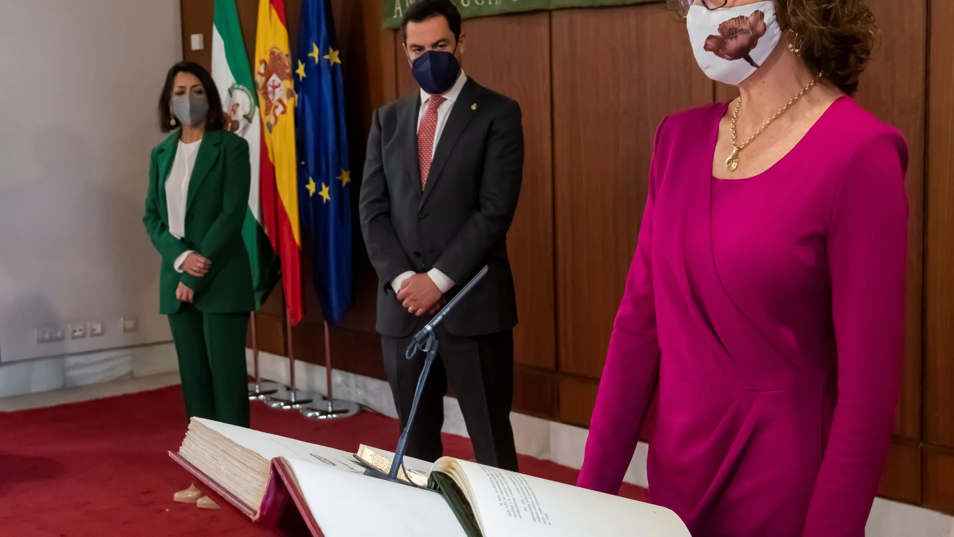 Carmen Núñez (d) durante la toma de posesión como nueva y primera presidenta de la Cámara de Cuentas de Andalucía