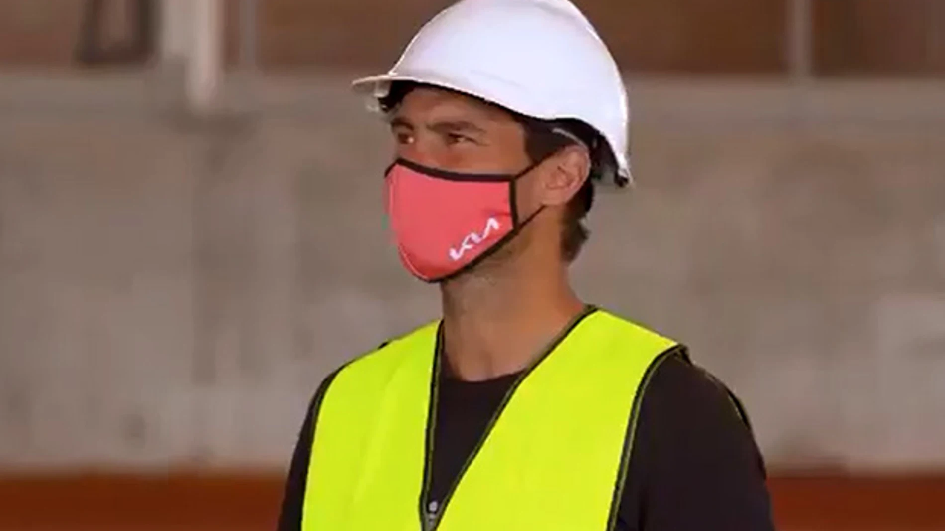 Rafa Nadal supervisa el estado de las obras de su academia.